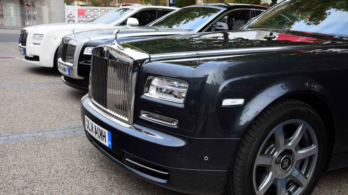 VIP Limo Service: Rolls Royce Phantom Stretch Limo